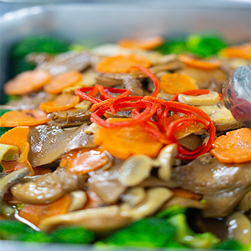 Monkey Head Mushroom with Dried Chilli